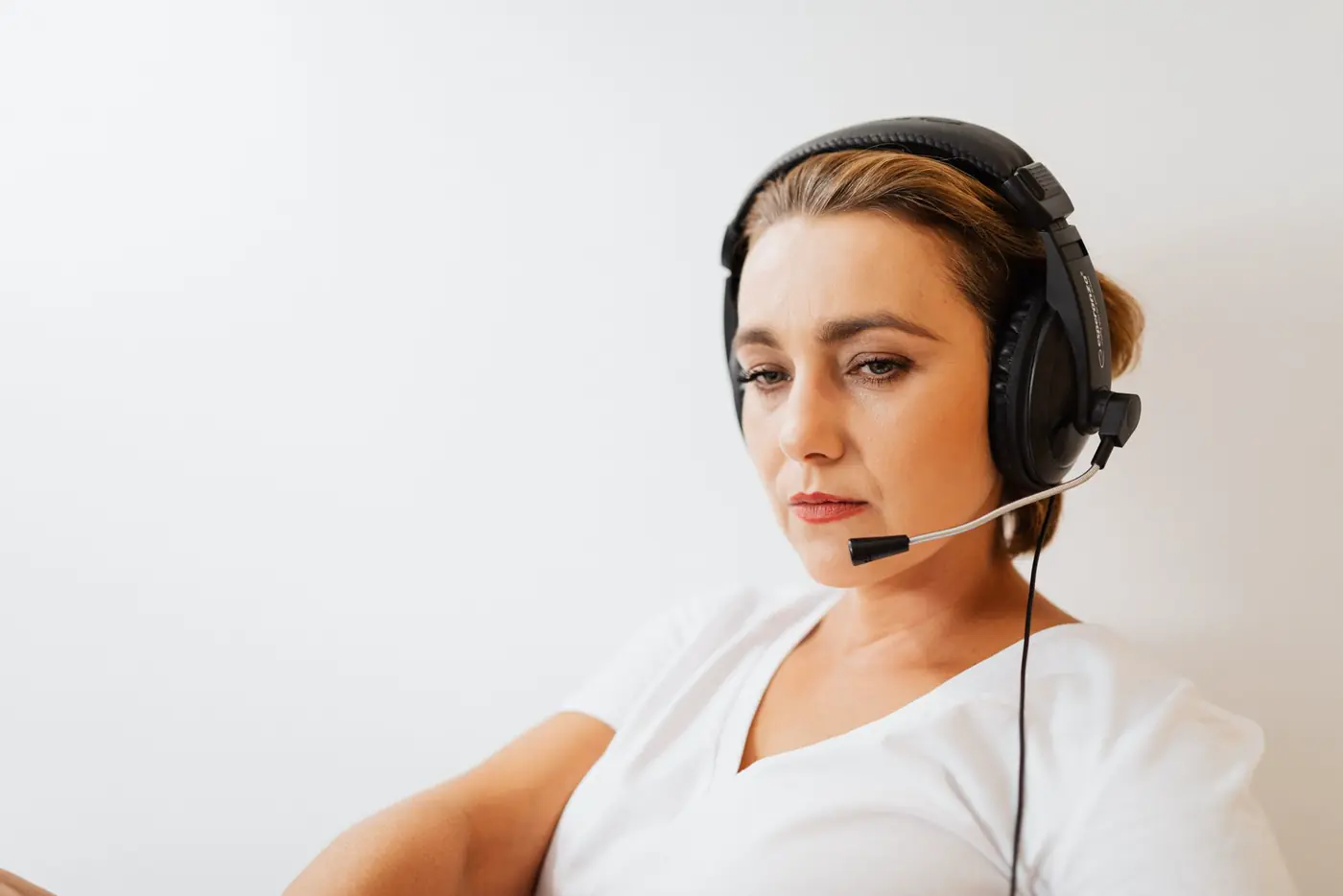 A service agent supporting a policyholder by phone
